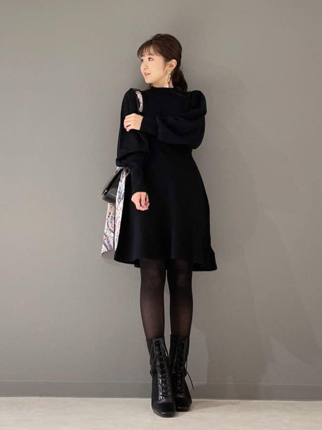 ブラック系のブルゾン、ブラック系のワンピース、ブラック系のブーツを着用したレディースの冬コーディネートの9枚目の写真