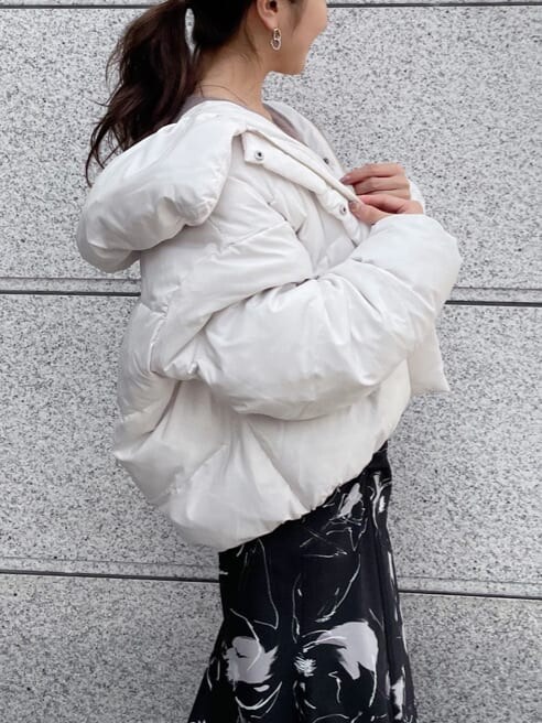 ブラウン系のニット/セーター、ブラック系のスカート、ブラウン系のその他シューズを着用したレディースの秋コーディネートの4枚目の写真