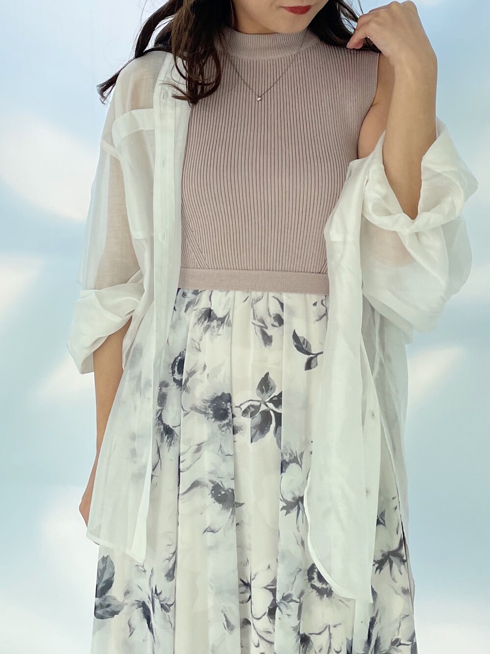 ピンク系のワンピース、ホワイト系のシャツ/ブラウス、ブラック系のサンダルを着用したレディースの春コーディネートの7枚目の写真