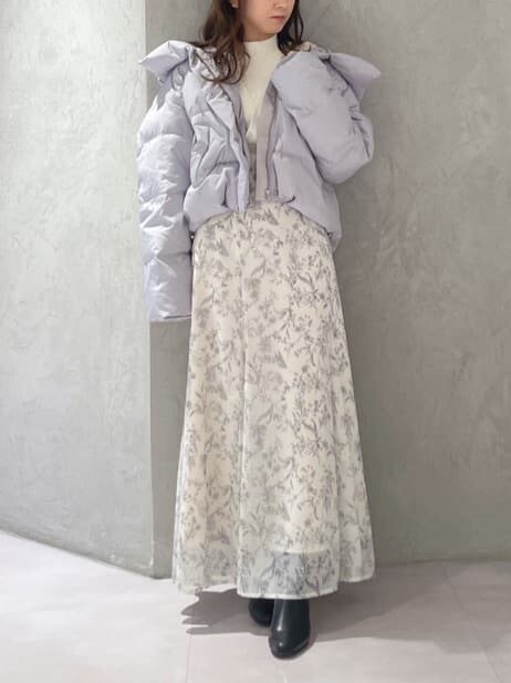 ブルー系のダウンジャケット/コート、ホワイト系のスカート、ブルー系のダウンジャケット/コートを着用したレディースの秋コーディネートの4枚目の写真