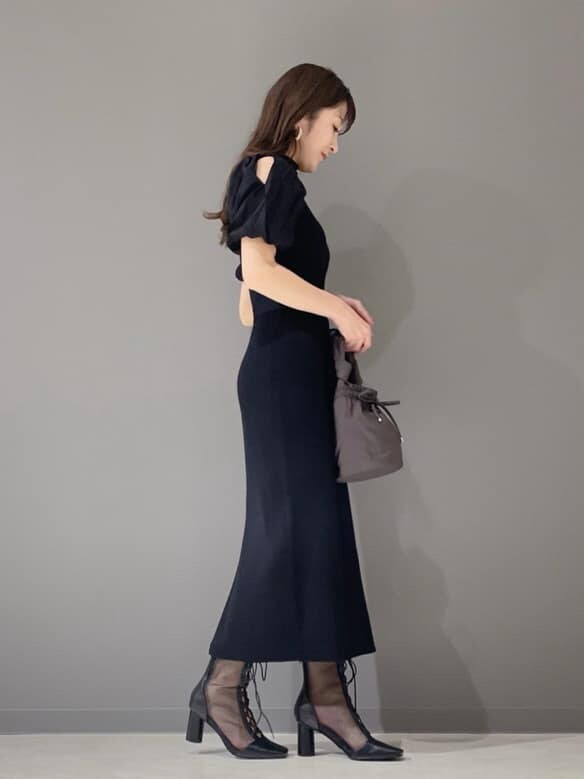 ベージュ系のその他アウター、ブラック系のワンピース、ブラック系のその他シューズを着用したレディースの冬コーディネートの3枚目の写真