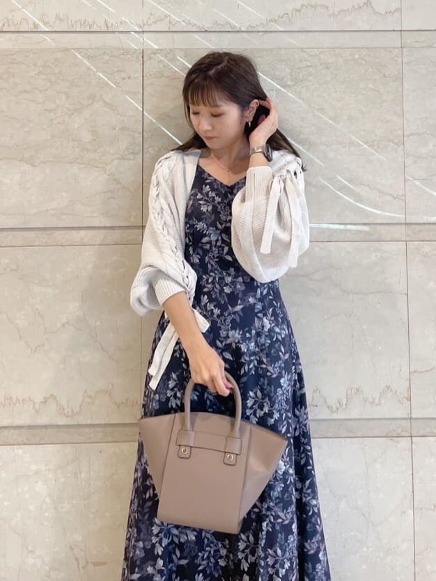 ブルー系のワンピース、ホワイト系のカーディガン/ボレロ、ブラック系のサンダルを着用したレディースの夏コーディネートの9枚目の写真