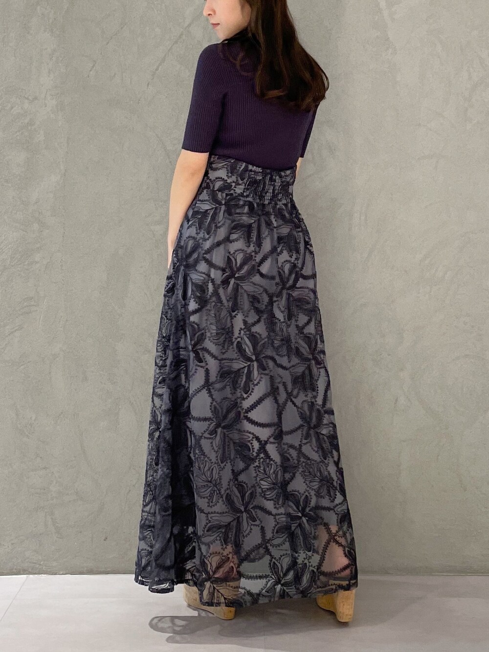 グレー系のスカート、ブラック系のサンダル、グレー系のニット/セーターを着用したレディースの春コーディネートの5枚目の写真