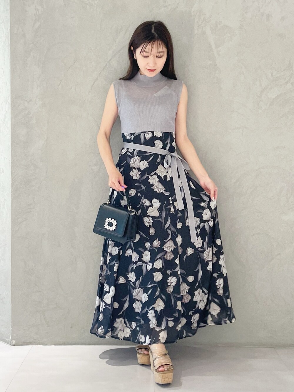 ブラウン系のサンダル、ブラック系のハンドバッグ、ブルー系のワンピースを着用したレディースの春コーディネートの4枚目の写真