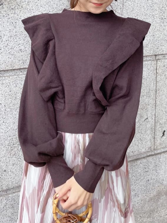 ブラウン系のその他シューズ、ピンク系のスカート、ブラウン系のハンドバッグを着用したレディースの秋コーディネートの4枚目の写真