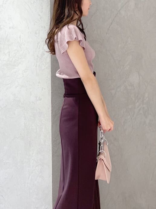 ピンク系のショルダーバッグ、ピンク系のニット/セーター、グリーン系のサンダルを着用したレディースの春コーディネートの4枚目の写真