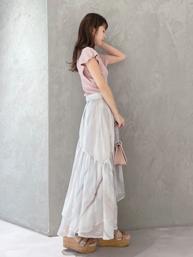 ピンク系のショルダーバッグ、グリーン系のサンダル、ピンク系のニット/セーターを着用したレディースの春コーディネートの6枚目の写真