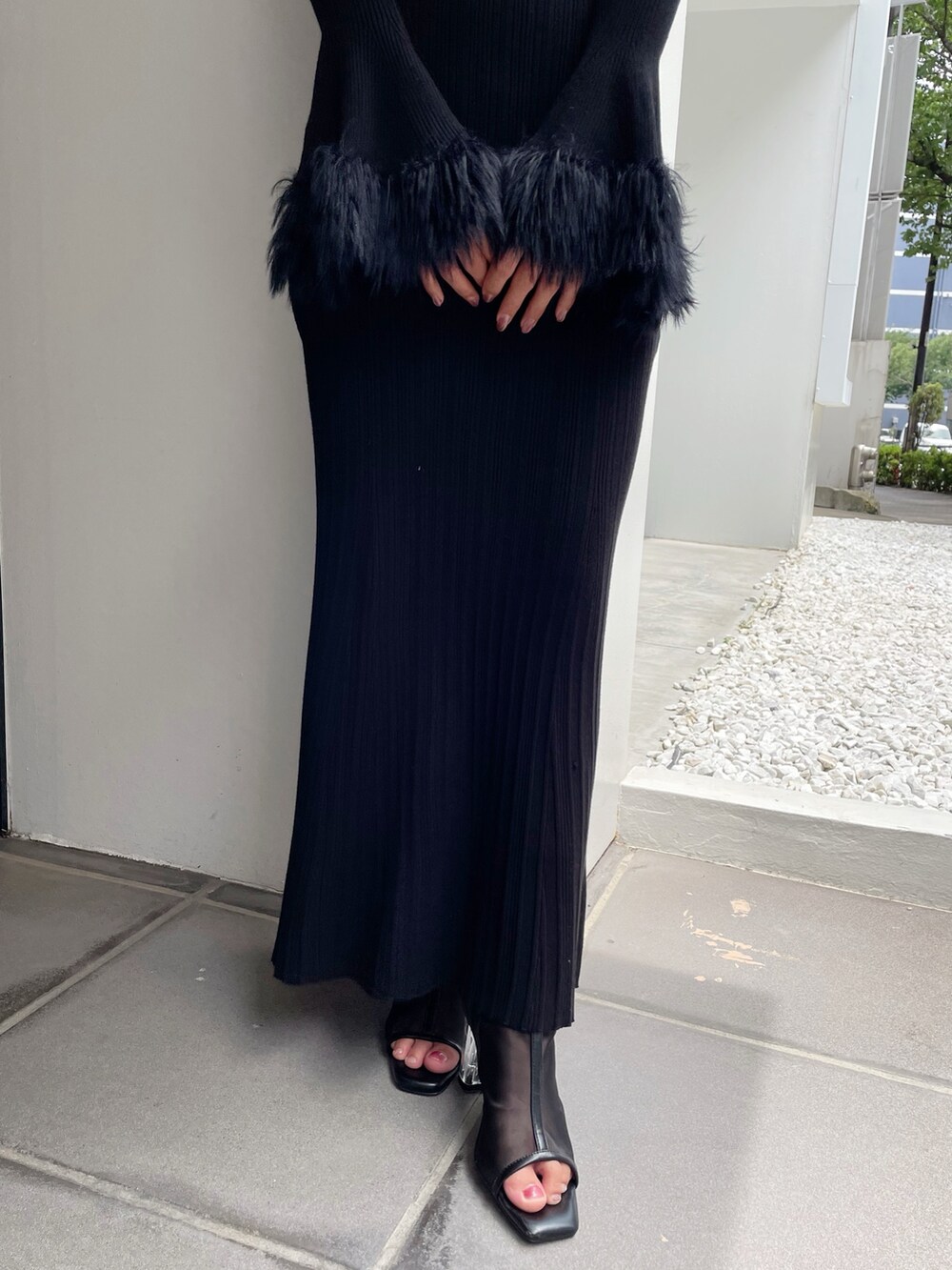 ブラック系のワンピースを着用したレディースの夏コーディネートの5枚目の写真