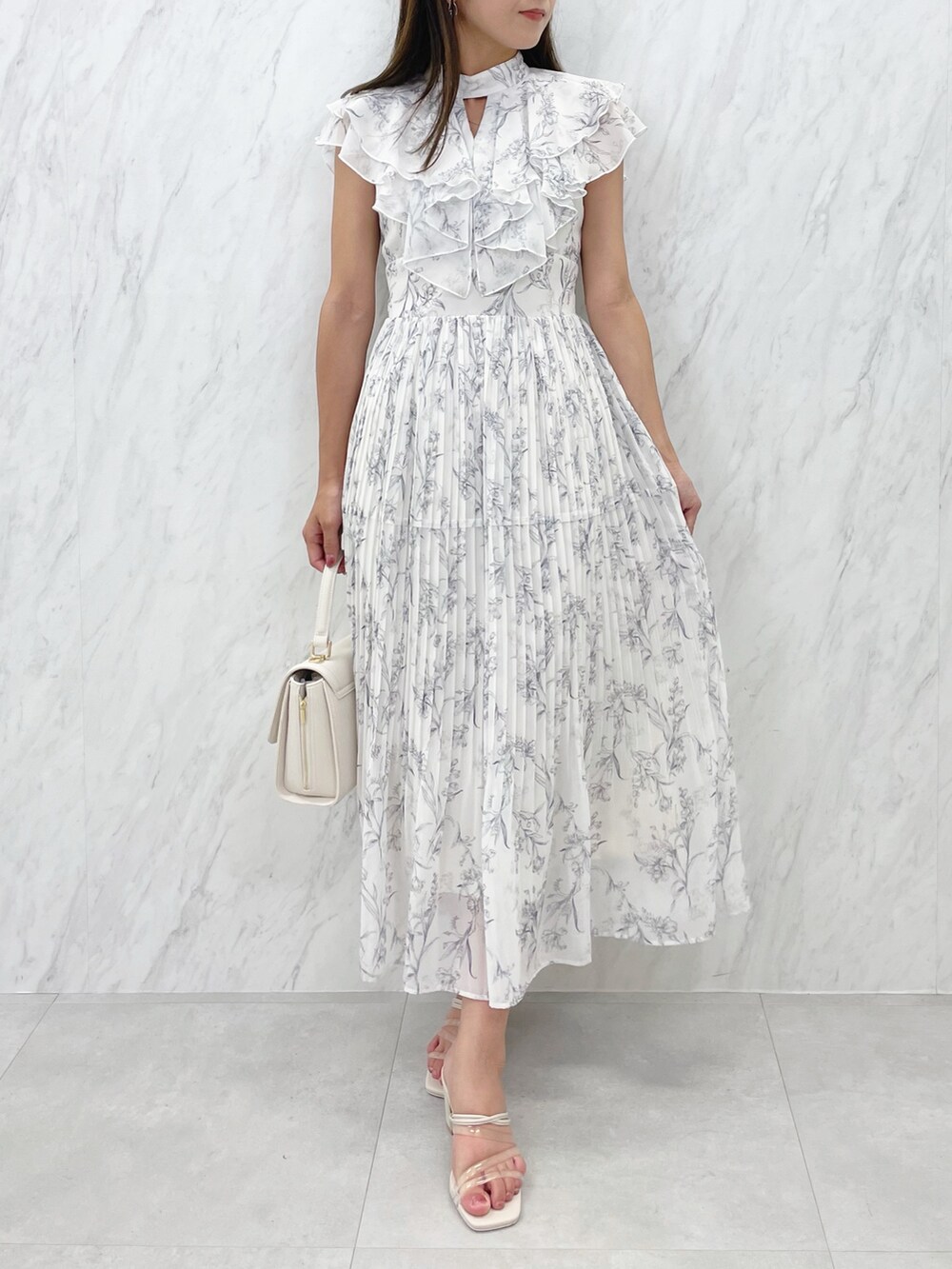 ホワイト系のワンピース、その他のサンダル、ホワイト系のショルダーバッグを着用したレディースの夏コーディネートの5枚目の写真