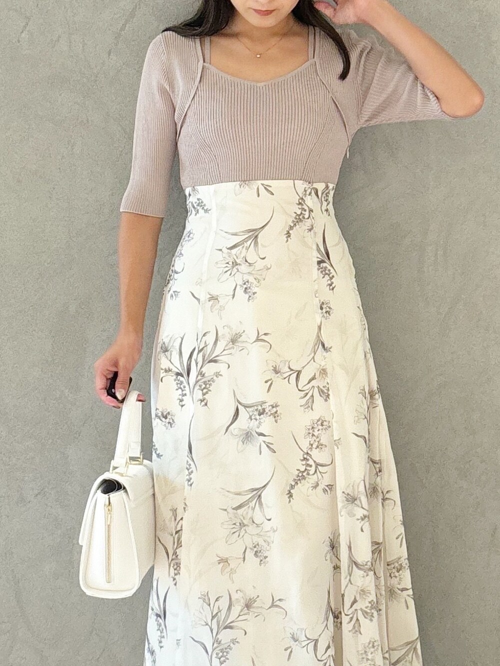 ベージュ系のワンピース、ブラウン系のブーツ、ホワイト系のショルダーバッグを着用したレディースの秋コーディネートの3枚目の写真