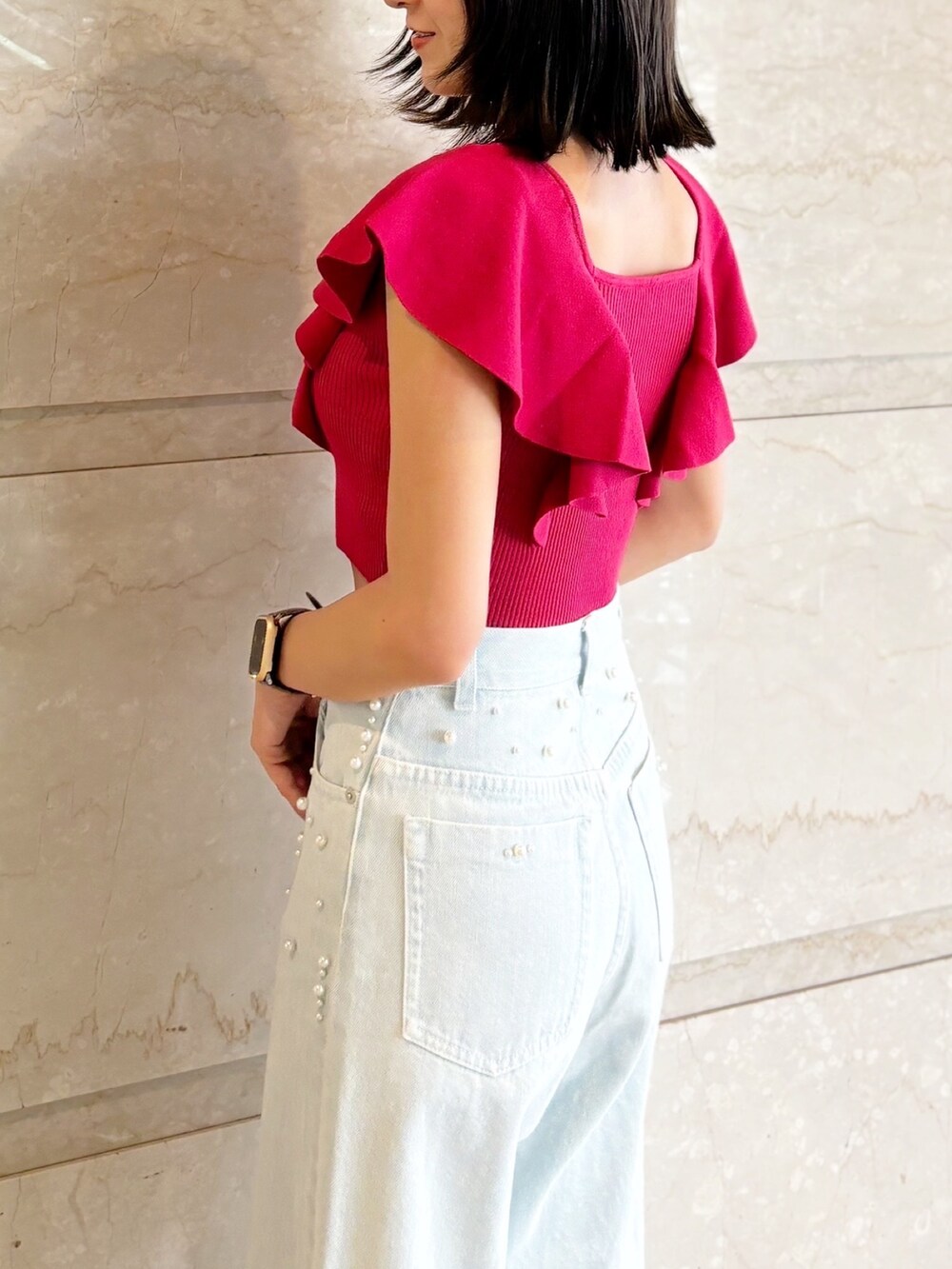 ブルー系のデニムパンツ、ホワイト系のサンダル、レッド系のニット/セーターを着用したレディースの夏コーディネートの7枚目の写真