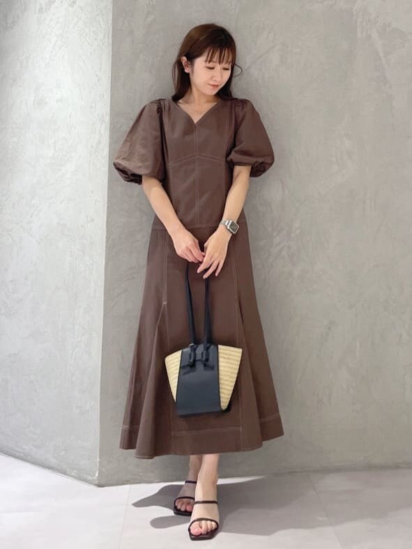 ブラウン系のワンピースを着用したレディースの夏コーディネートの5枚目の写真