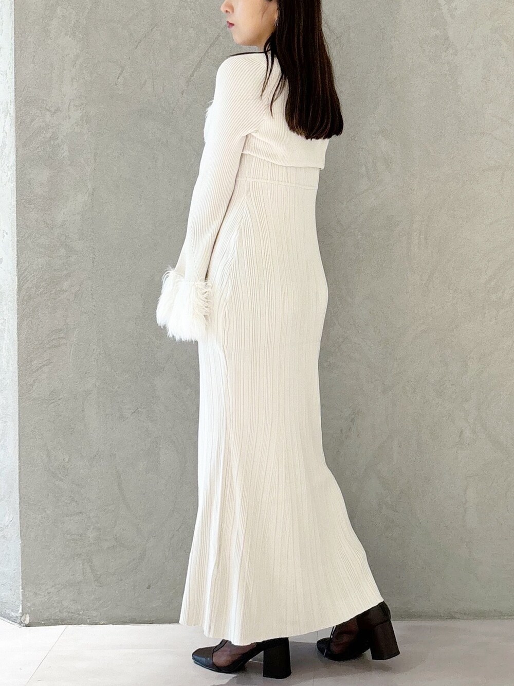 ブラウン系のブーツ、ホワイト系のワンピースを着用したレディースの秋コーディネートの3枚目の写真