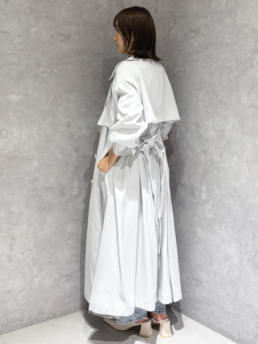 ブルー系のデニムパンツ、その他のニット/セーター、ホワイト系のパンプスを着用したレディースの春コーディネートの2枚目の写真