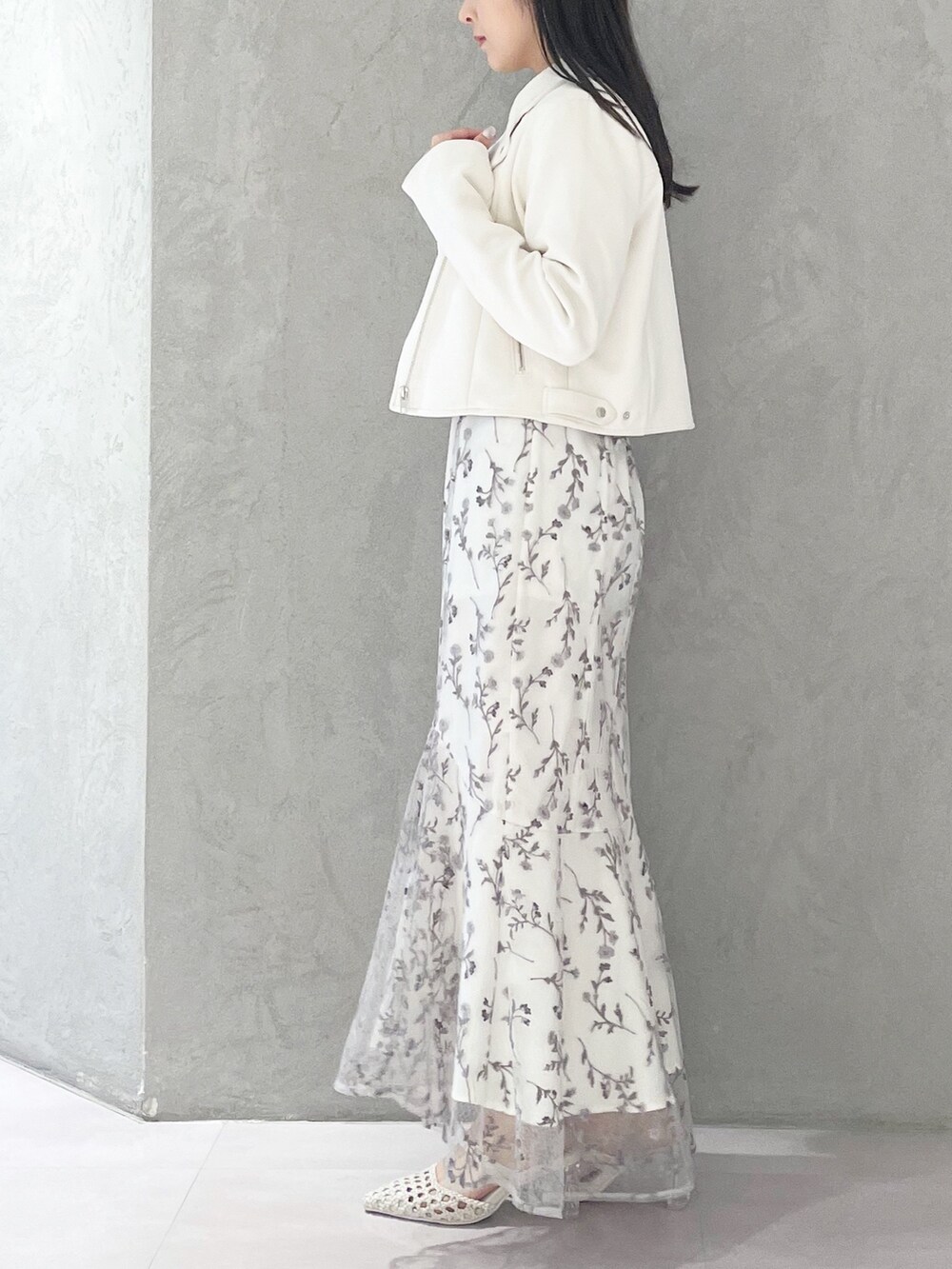 グレー系のワンピース、ホワイト系のパンプス、ホワイト系のライダースジャケットを着用したレディースの春コーディネートの5枚目の写真