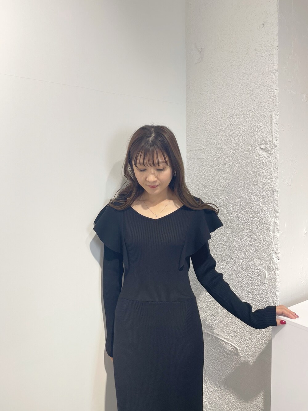 ブラック系のワンピース、ブラック系のブーツを着用したレディースの冬コーディネートの4枚目の写真