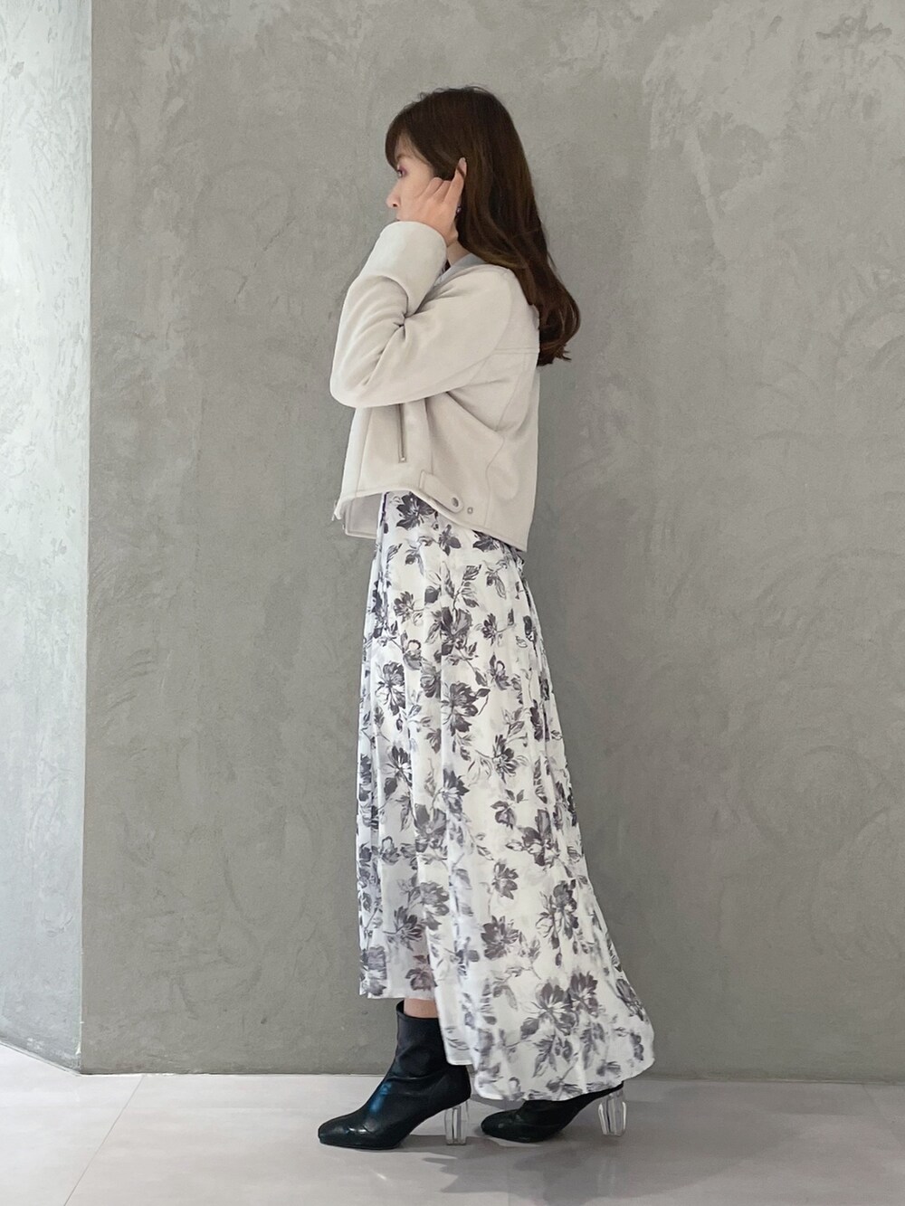 ホワイト系のワンピース、ピンク系のライダースジャケットを着用したレディースの冬コーディネートの2枚目の写真