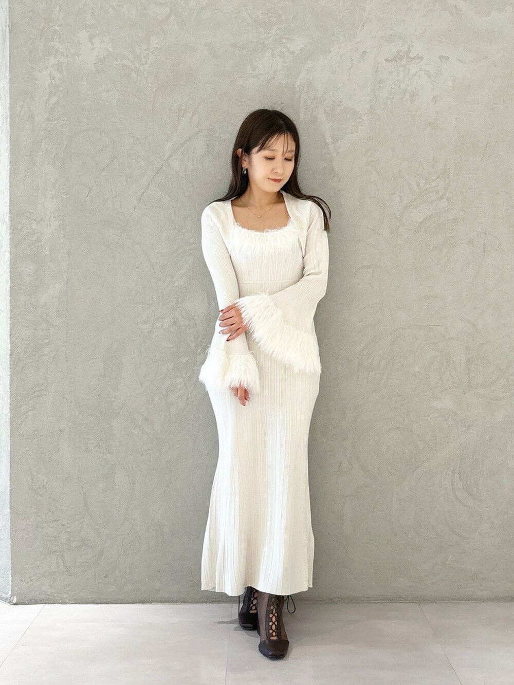 ブラウン系のブーツ、ホワイト系のワンピースを着用したレディースの秋コーディネートの5枚目の写真