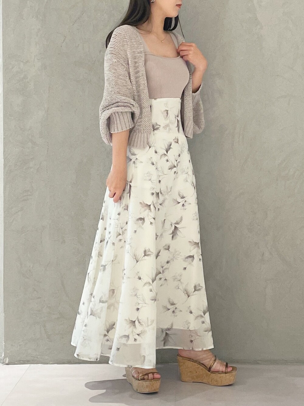 ベージュ系のワンピース、ブラウン系のサンダル、ベージュ系のカーディガン/ボレロを着用したレディースの春コーディネートの4枚目の写真