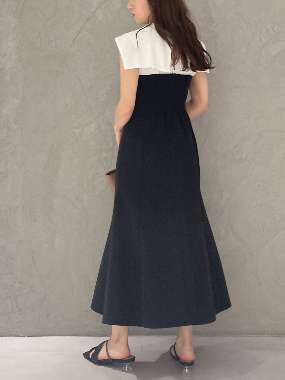 ブラック系のワンピース、ブラック系のサンダル、ブラウン系のトートバッグを着用したレディースの夏コーディネートの3枚目の写真