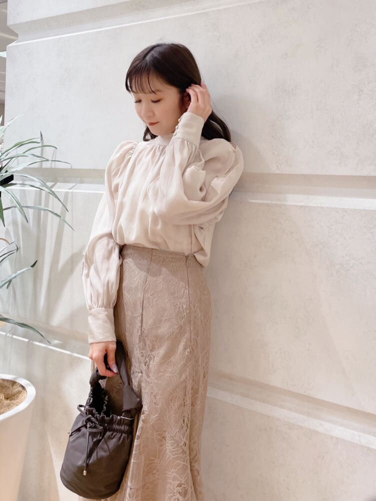 ベージュ系のその他シューズ、ベージュ系のシャツ/ブラウス、ブラウン系のスカートを着用したレディースの冬コーディネートの2枚目の写真