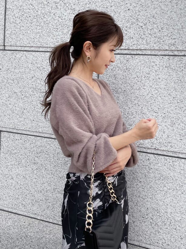 ブラウン系のその他シューズ、ブラック系のスカート、ブラウン系のニット/セーターを着用したレディースの秋コーディネートの3枚目の写真