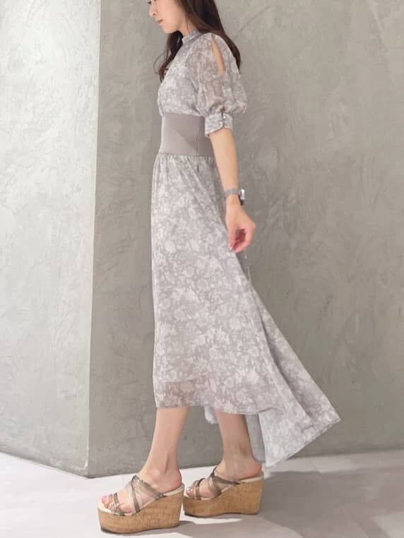 ベージュ系のワンピースを着用したレディースの夏コーディネートの4枚目の写真