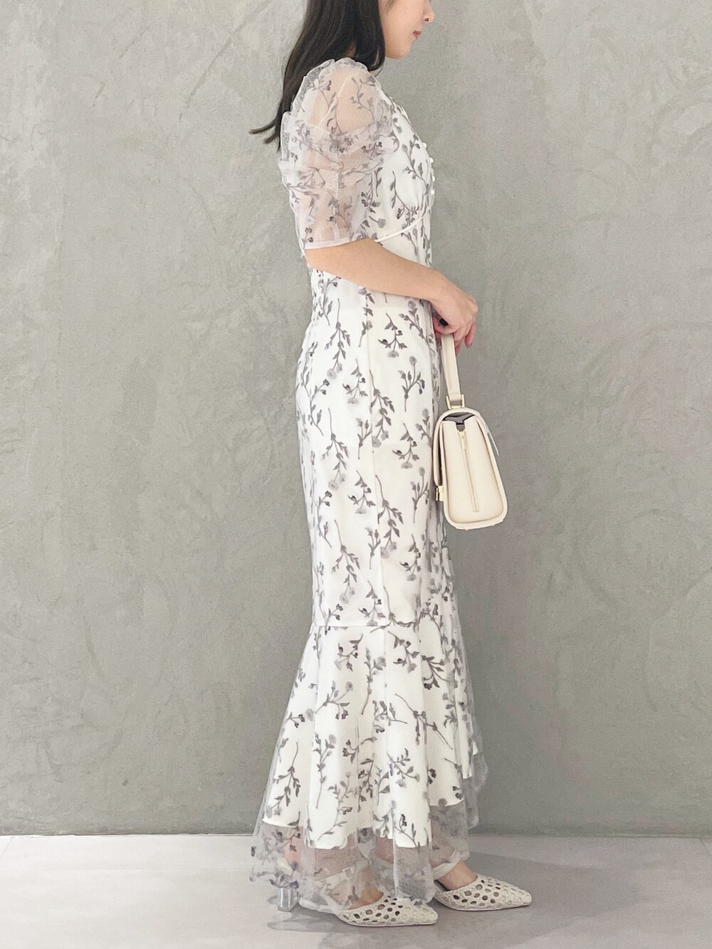 ホワイト系のショルダーバッグ、ホワイト系のパンプス、グレー系のワンピースを着用したレディースの春コーディネートの4枚目の写真