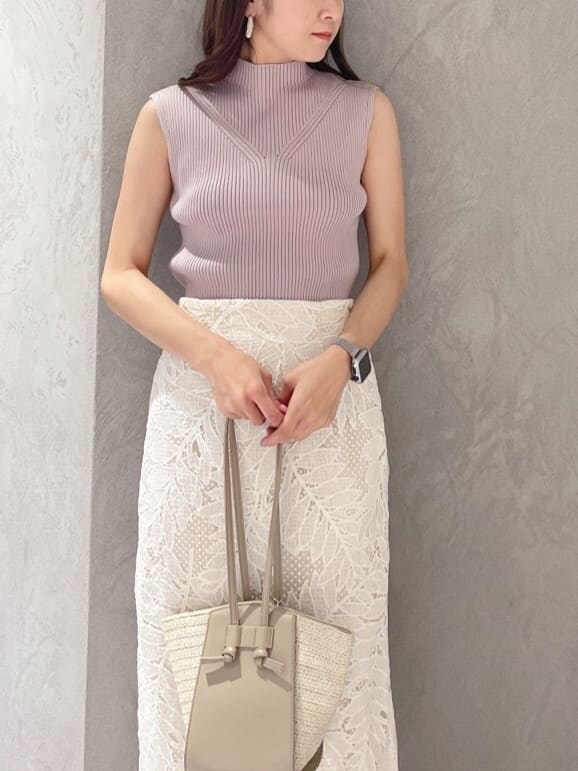 ホワイト系のスカート、ピンク系のニット/セーター、グリーン系のサンダルを着用したレディースの夏コーディネートの2枚目の写真