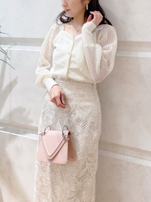 ベージュ系のその他シューズ、ホワイト系のスカート、グレー系のトレンチコートを着用したレディースの春コーディネートの2枚目の写真