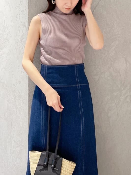 ベージュ系のサンダル、ブラック系のトートバッグ、グレー系のニット/セーターを着用したレディースの春コーディネートの2枚目の写真