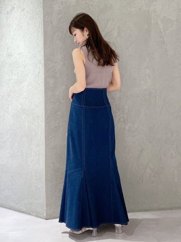 ベージュ系のサンダル、ブラック系のトートバッグ、グレー系のニット/セーターを着用したレディースの春コーディネートの6枚目の写真