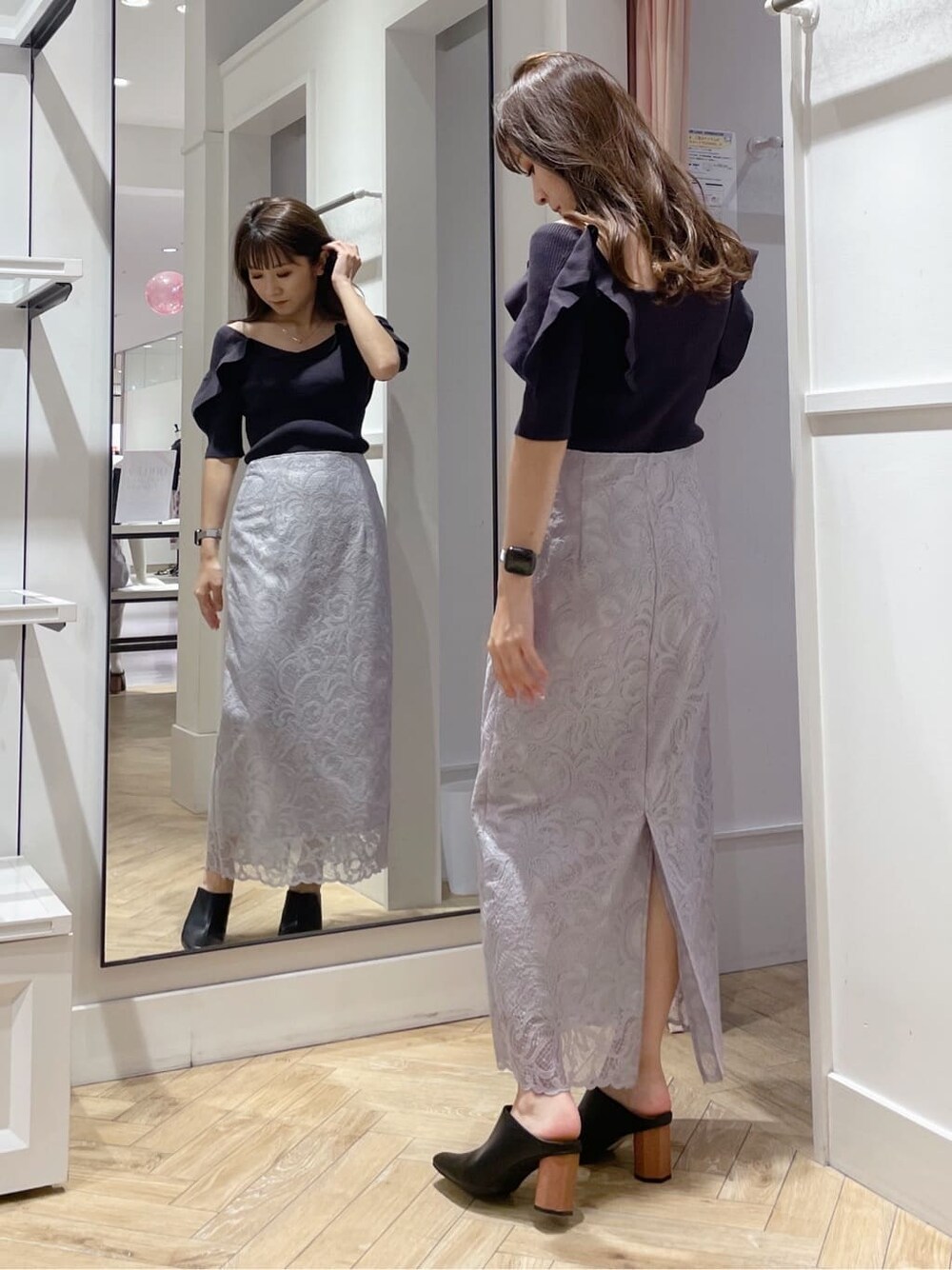 グレー系のスカート、ブラック系のサンダル、ブラウン系のニット/セーターを着用したレディースの夏コーディネートの3枚目の写真