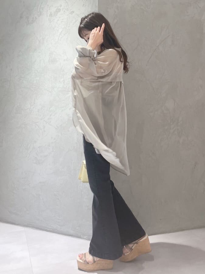 ブラック系のその他パンツ、ベージュ系のシャツ/ブラウス、グリーン系のサンダルを着用したレディースの春コーディネートの3枚目の写真