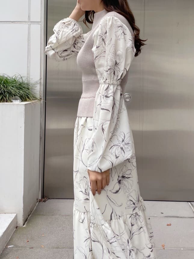 ホワイト系のワンピース、ブラック系のブーツを着用したレディースの秋コーディネートの2枚目の写真