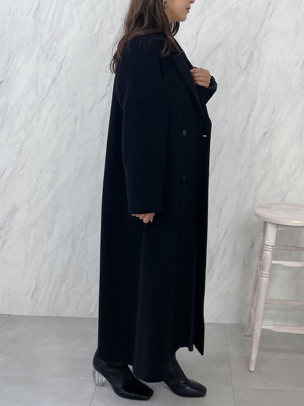 ブラック系のその他アウター、グレー系のワンピースを着用したレディースの秋コーディネートの3枚目の写真