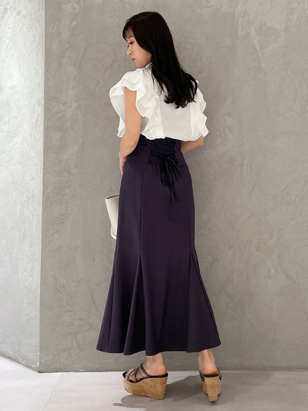 ブラック系のサンダル、ホワイト系のトートバッグ、ホワイト系のシャツ/ブラウスを着用したレディースの春コーディネートの6枚目の写真