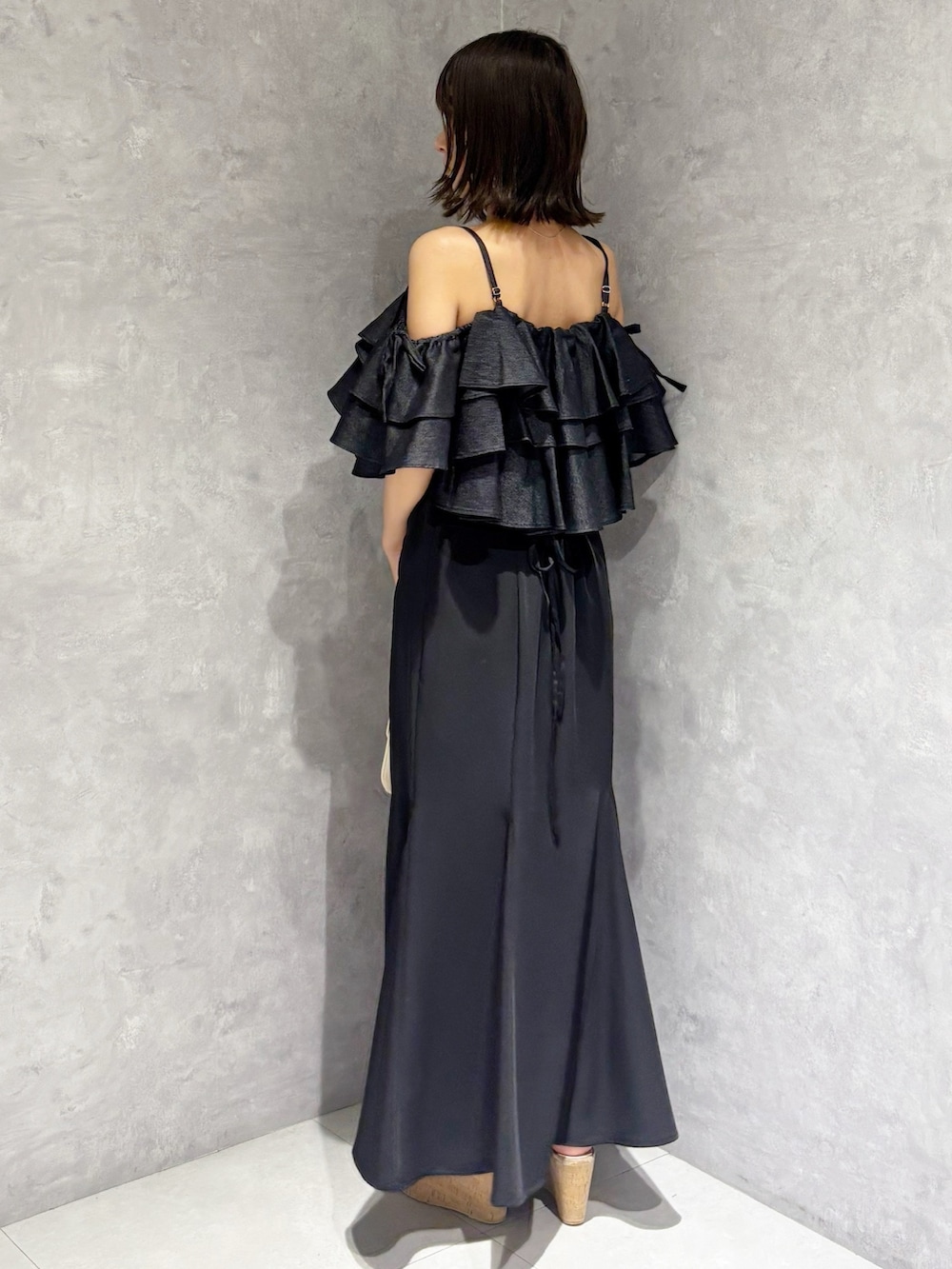 ブラック系のシャツ/ブラウス、ブラウン系のサンダル、ブラック系のスカートを着用したレディースの夏コーディネートの5枚目の写真