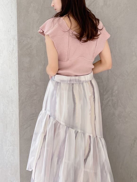 ピンク系のショルダーバッグ、グリーン系のサンダル、ピンク系のニット/セーターを着用したレディースの春コーディネートの8枚目の写真