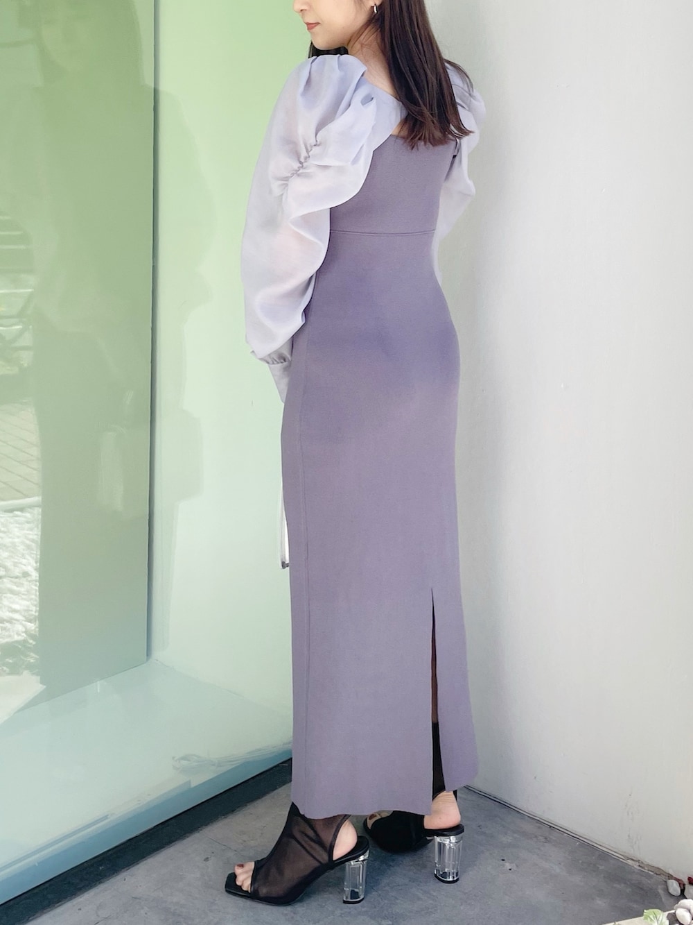 シルバー系のハンドバッグ、ブラック系のブーツ、ブルー系のワンピースを着用したレディースの春コーディネートの8枚目の写真