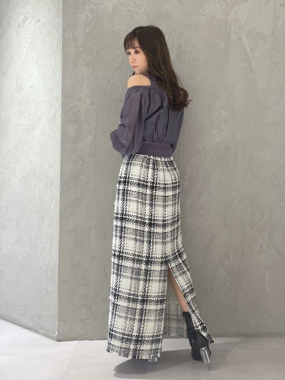 ホワイト系のスカート、ブルー系のニット/セーターを着用したレディースの冬コーディネートの6枚目の写真