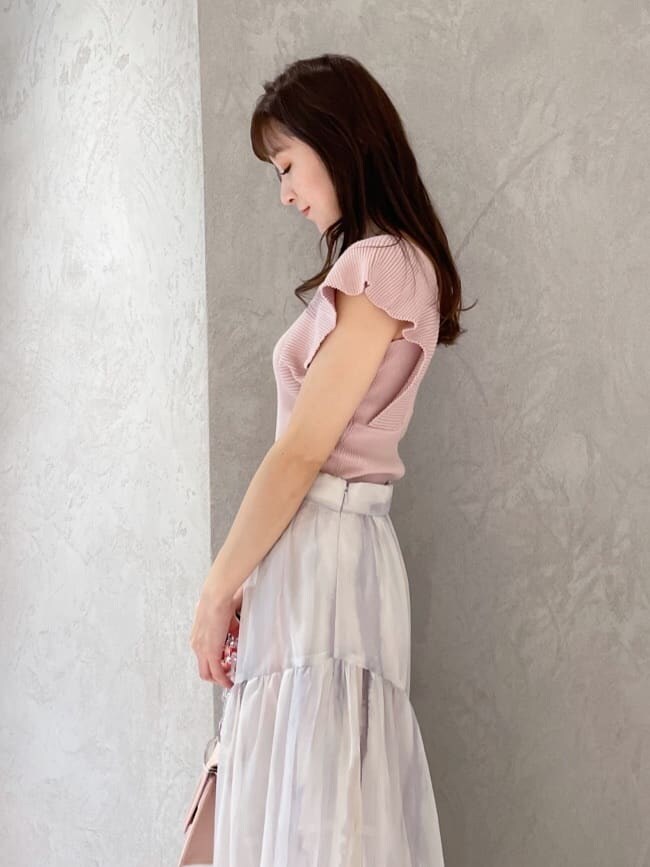 ピンク系のショルダーバッグ、グリーン系のサンダル、ピンク系のニット/セーターを着用したレディースの春コーディネートの3枚目の写真