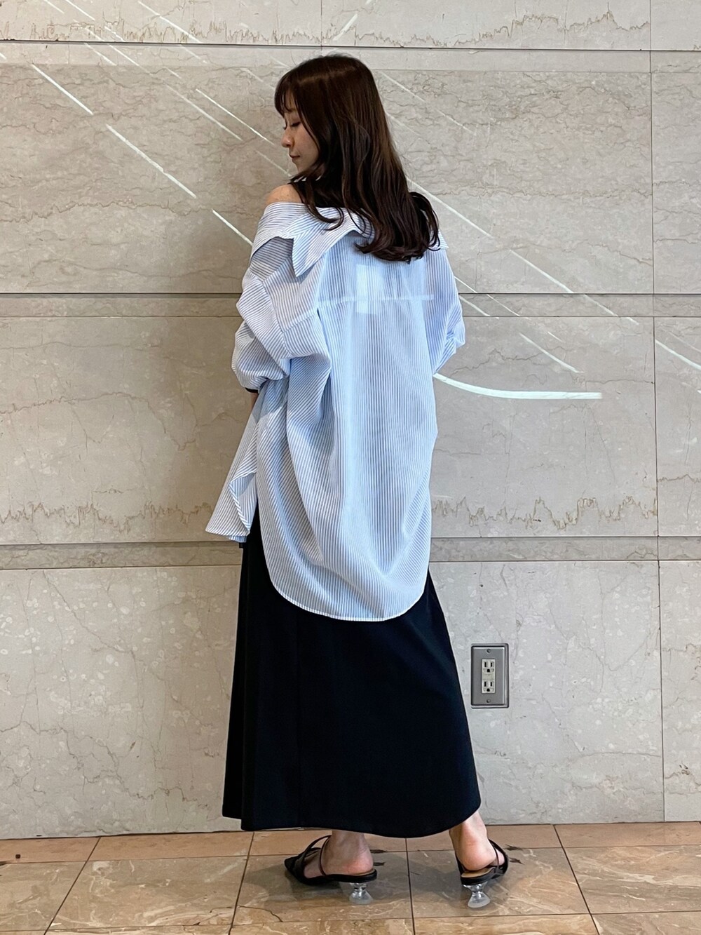 ホワイト系のボストンバッグ、ブラック系のサンダル、ブルー系のシャツ/ブラウスを着用したレディースの春コーディネートの7枚目の写真