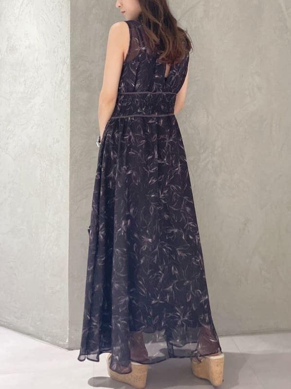 グリーン系のサンダル、ブラウン系のワンピース、シルバー系のピアス（両耳用）を着用したレディースの夏コーディネートの5枚目の写真