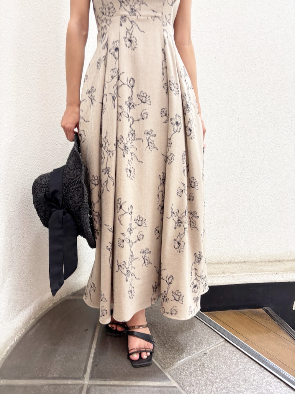 ベージュ系のワンピースを着用したレディースの夏コーディネートの7枚目の写真