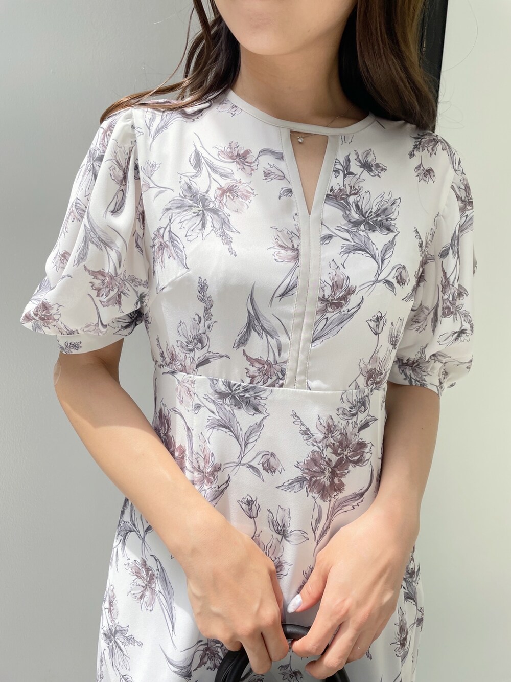 ホワイト系のワンピースを着用したレディースの夏コーディネートの5枚目の写真