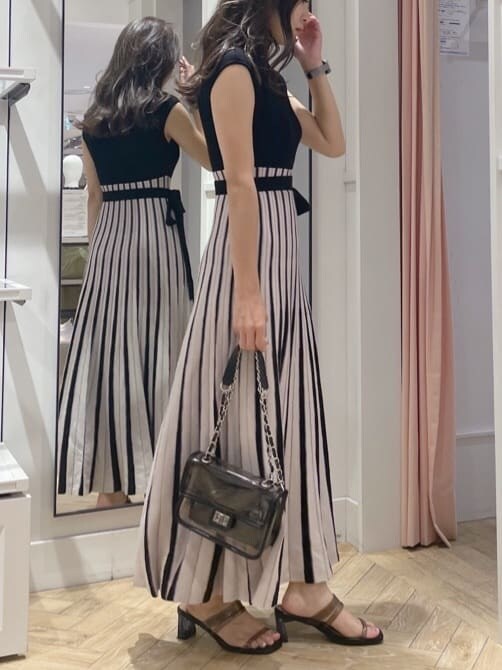 ブラック系のサンダル、ブラック系のショルダーバッグ、ブラック系のワンピースを着用したレディースの夏コーディネートの4枚目の写真