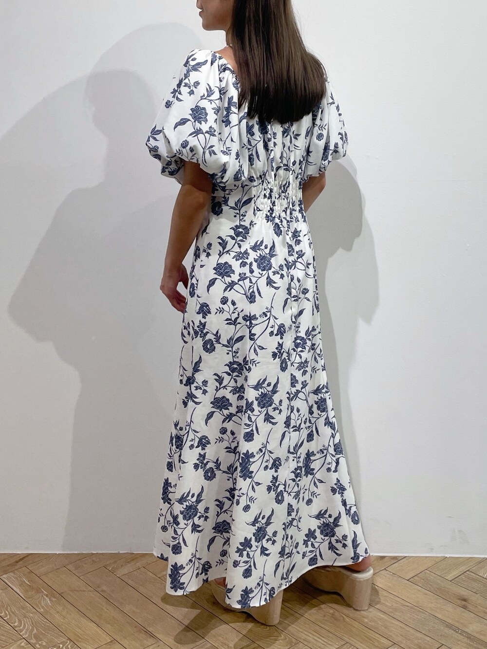 ホワイト系のワンピース、その他のサンダルを着用したレディースの夏コーディネートの6枚目の写真