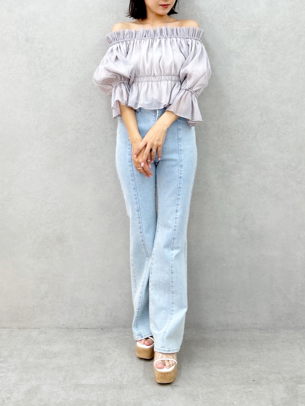 ブルー系のその他パンツ、パープル系のシャツ/ブラウス、その他のサンダルを着用したレディースの春コーディネートの8枚目の写真