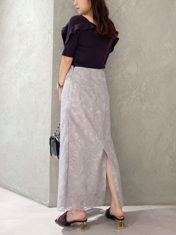 ブラック系のショルダーバッグ、グレー系のスカート、ブラウン系のニット/セーターを着用したレディースの夏コーディネートの8枚目の写真